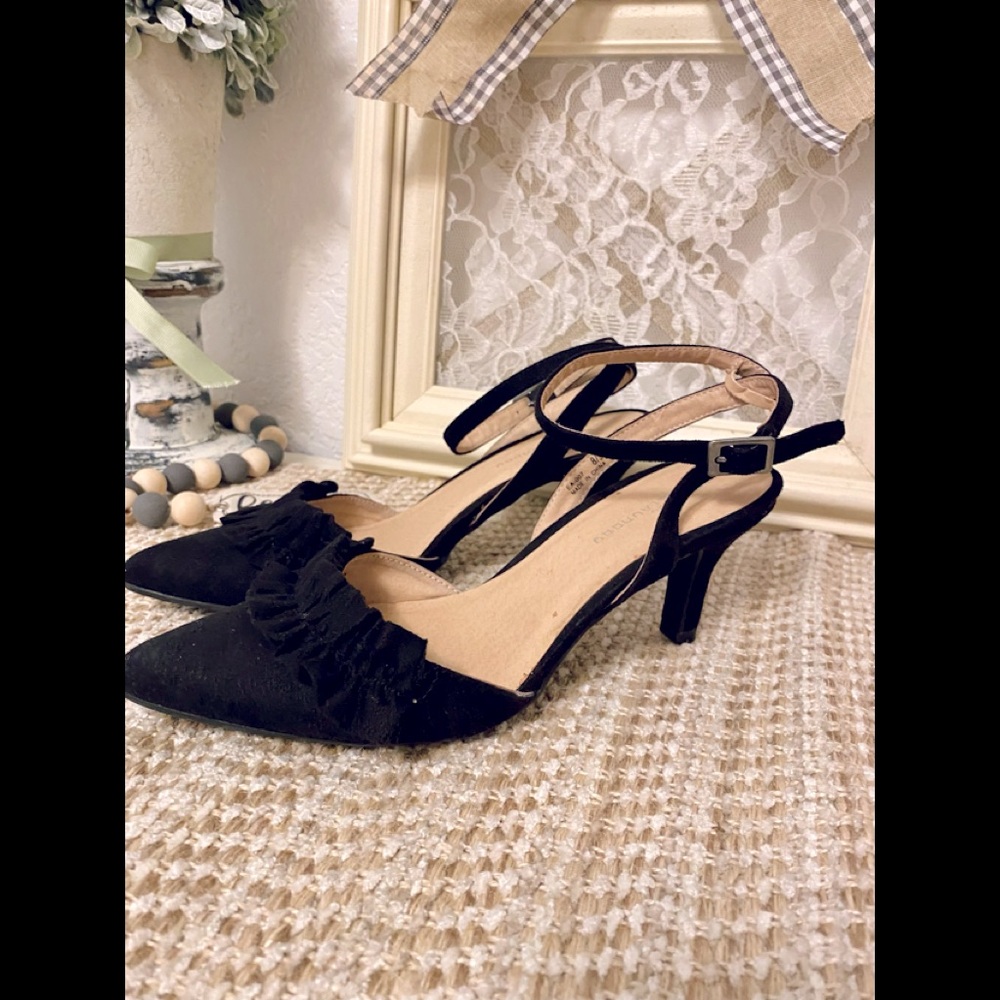 Adorable black ruffle heels